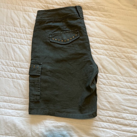 Olive green Linen cargo shorts - Picture 2 of 4